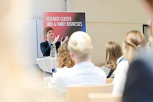 Katrin Muff von der Business School Lausanne, Vordenkerin für verantwortungsvolle und transformative Unternehmensführung, bei ihrer Keynote.