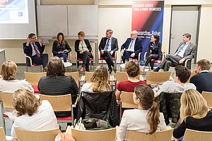 Podiumsdiskussion beim Event zur Rolle von Unternehmen & Hochschulen bei der SDG-Erreichung.