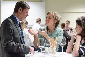 Nach der Podiumsdiskussion gab es Gelegenheit zu angeregten Gesprächen. 