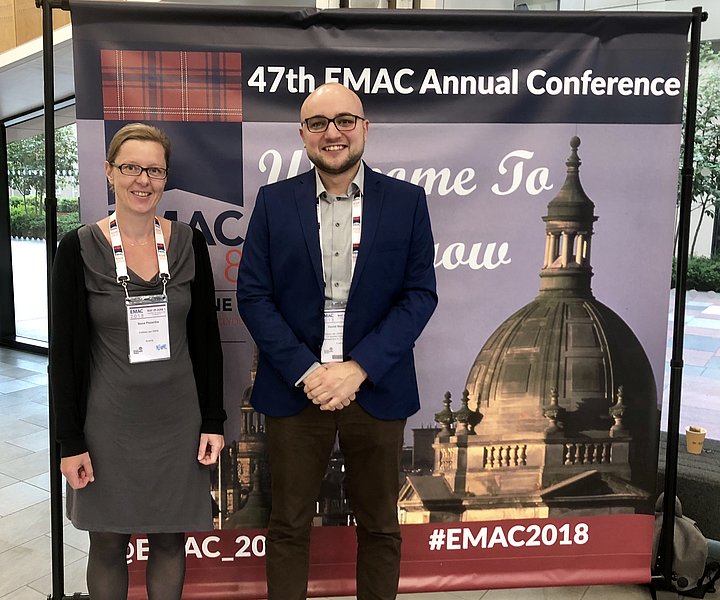 Ilona Pezenka und David Bourdin präsentieren ihre Forschung bei der EMAC Konferenz in Glasgow