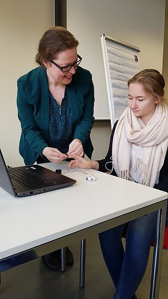 Marina Prem und Studierende beim Sales-Coaching mittels WebLab