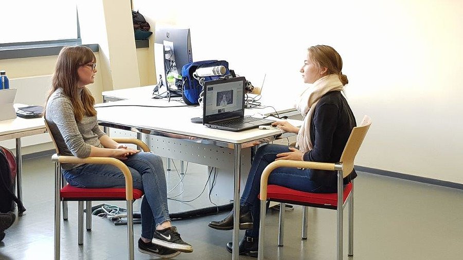 Marina Prem und Studierende beim Sales-Coaching mittels WebLab