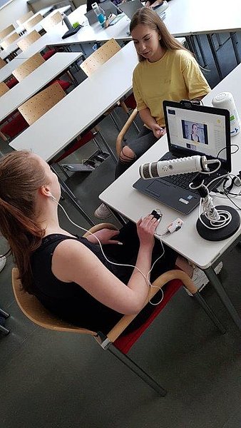 Marina Prem und Studierende beim Sales-Coaching mittels WebLab