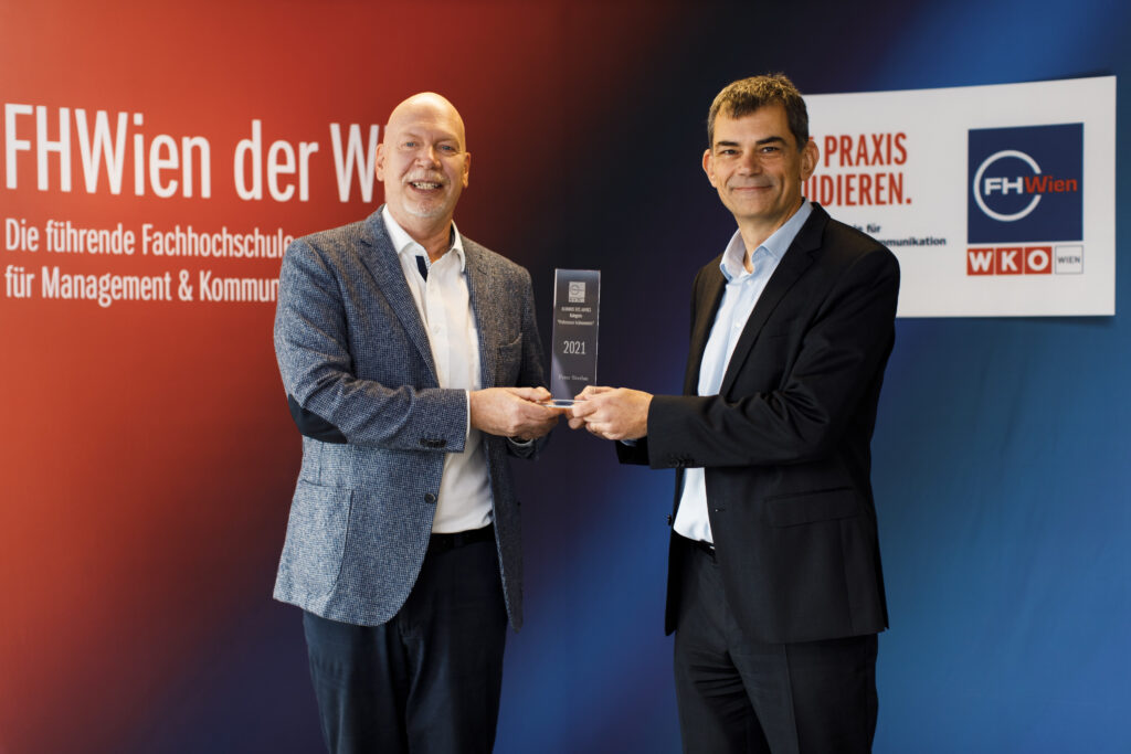 Peter Skerlan, CFO von Frequentis, nahm den Alumni Award 2021 in der Kategorie "Professional Achievements" von FHWien-Geschäftsführer Michael Heritsch entgegen.
