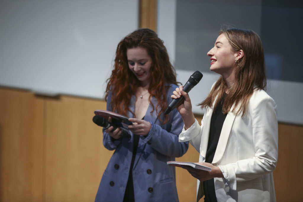 Verleihung Journalismus-Nachwuchspreis: Moderatorinnen Johanna Hirzberger und Carolin Schmidt