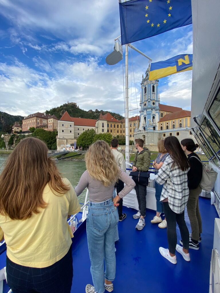 Tourismus-Studierendern auf einem Badner Schiff