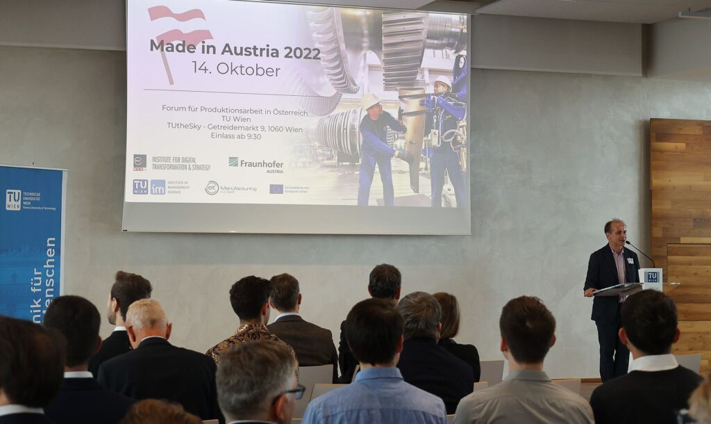 Walter Mayrhofer – Head of Research der FHWien der WKW – begrüßte am 14.10.2022 ein interessiertes Fachpublikum beim jährlichen „Made in Austria 2022+ Forum für Produktionsarbeit in Österreich“.
