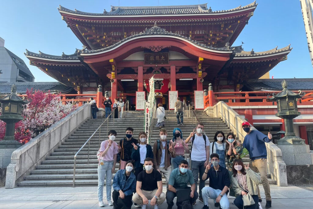 Gruppenfoto vor einem Tempel beim Auslandssemester in Japan