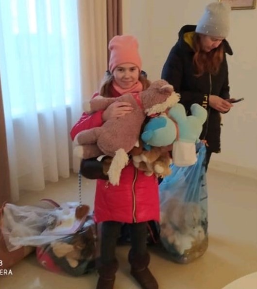 Ukrainisches Mädchen mit Hilfsgütern