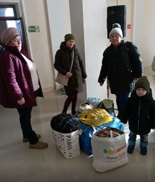 Ukrainische Familie mit Hilfsgütern