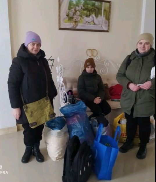 Ukrainische Familie mit Hilfsgütern