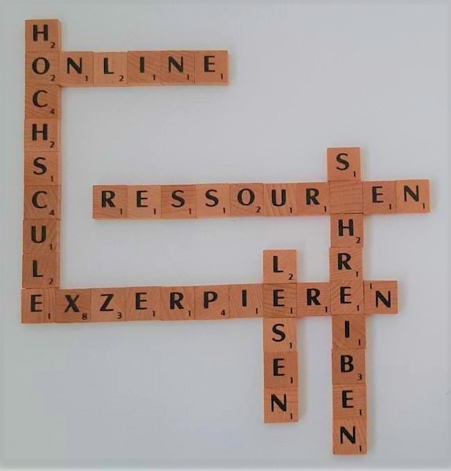 Scrabble, das die Wörter Hochschule, Online, Exzerpieren, Ressourcen, Schreiben und Lesen zusammensetzt.