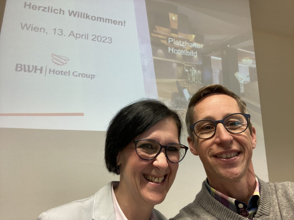 Selfie mit Gastvortragende Ivona Meissner und Lektor Günter Reiterlehner vor dem Vortrag