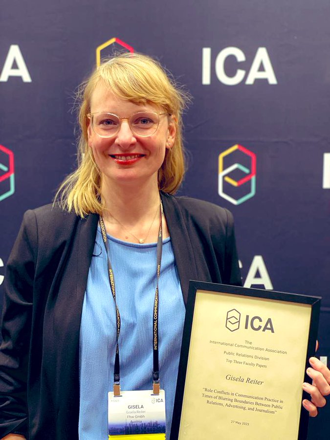Gisela Reiter mit ihrer ICA-Auszeichnung