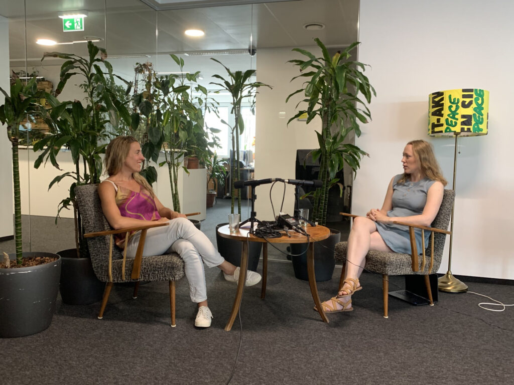 Birgit Schaller im Interview mit Alumna Jasmin Duregger für die Greenpeace Case Study.