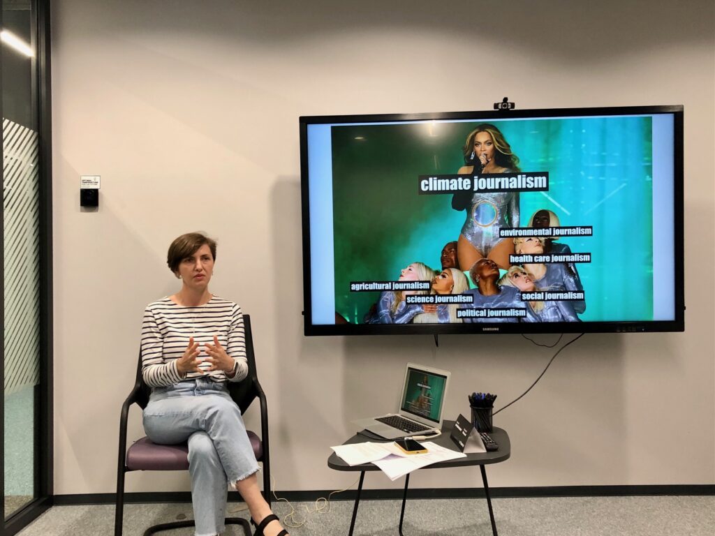 Lektorin sitzt vor Bildschirm mit Beyoncé-Meme über Klimajournalismus