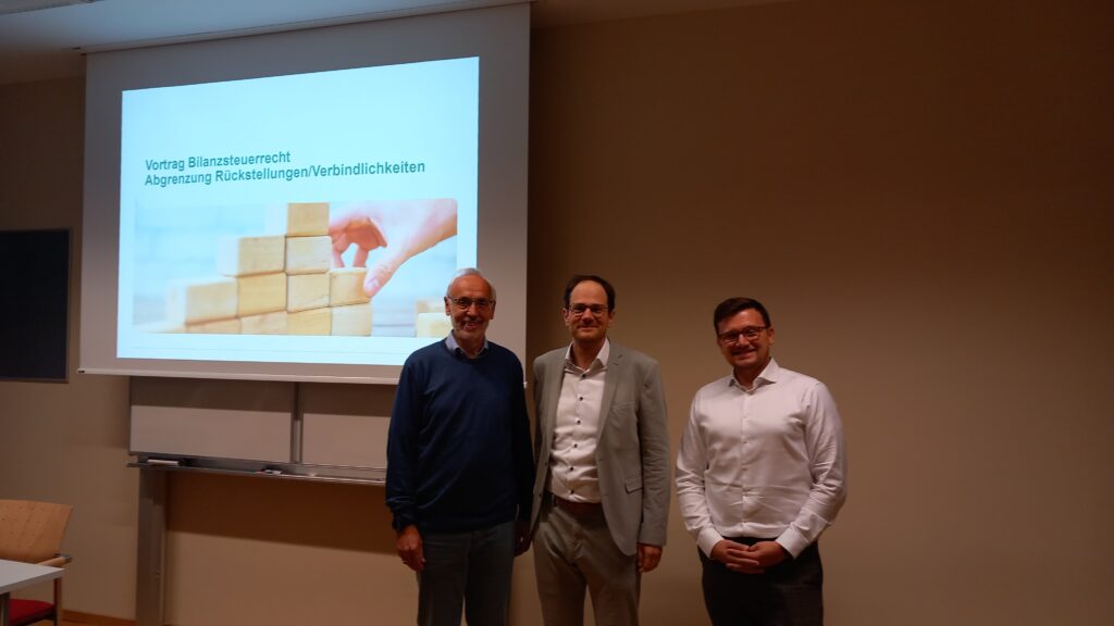 Phillip Andert, Peter Hofmann und Anton Kollmann vor einer Präsentationsfolie