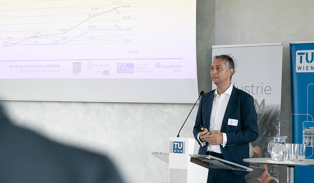 Sebastian Schlund, Studienautor und Vorstand des Instituts für Managementwissenschaften (IMW) der TU Wien präsentierte im Rahmen des „Made in Austria (MiA) IndustrieFORUMs 2023“ die Ergebnisse des 5. MiA IndustriePANELs.
