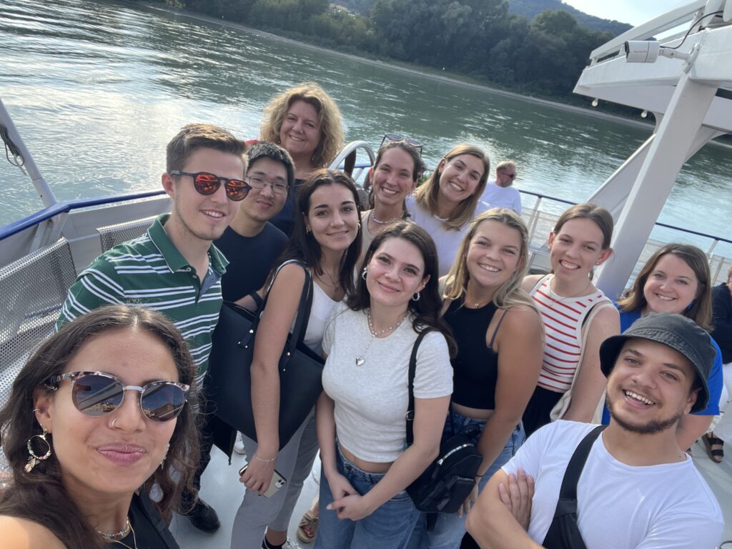 Gruppenfoto mit Studierenden am Boot