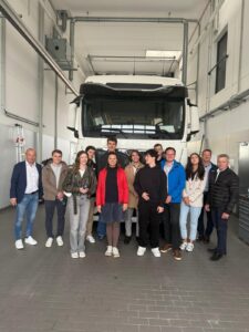 Gruppenfoto vor einem Truck