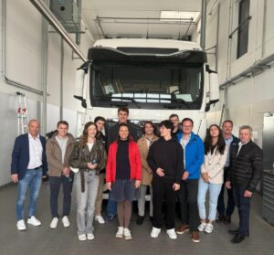 Gruppenfoto vor einem Truck