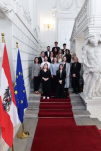 Gruppenfoto auf einer prunkvollen Stiege