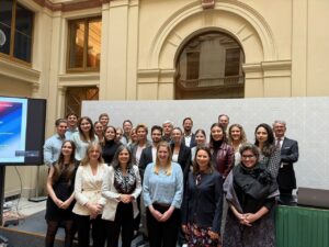 Gruppenfoto Studierende des Bachelor-Studiengangs Unternehmensführung - Entrepreneurship in der Parlamentsdirektion