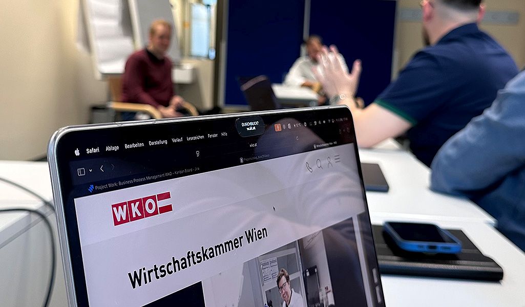 Nahaufnahme eines Laptops mit geöffneter Website der Wirtschaftskammer Wien