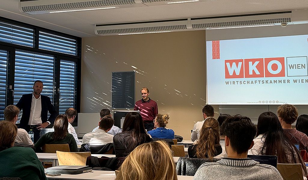 Zwei Vortragende präsentieren vor Studierenden