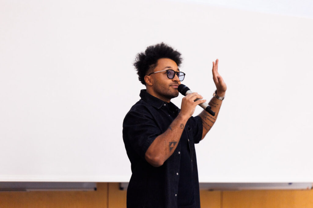 Ilja Jay Lawal spricht vor dem Publikum