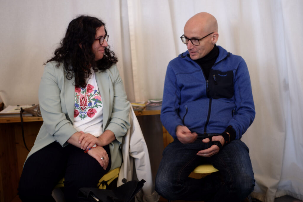 Zwei Personen im Austausch