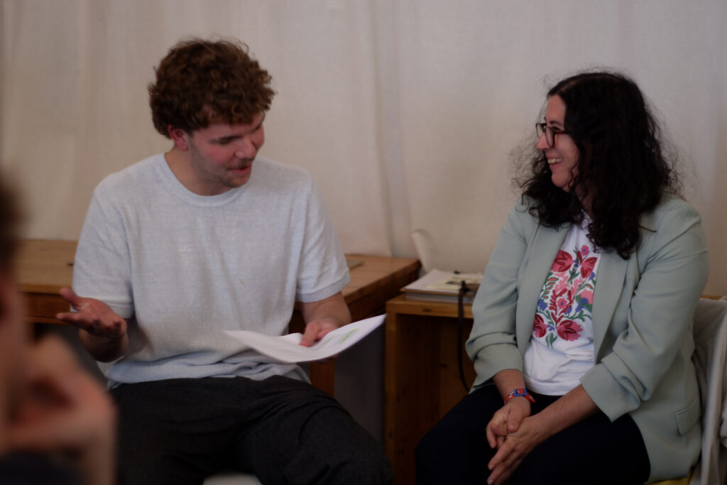 Zwei Personen im Austausch